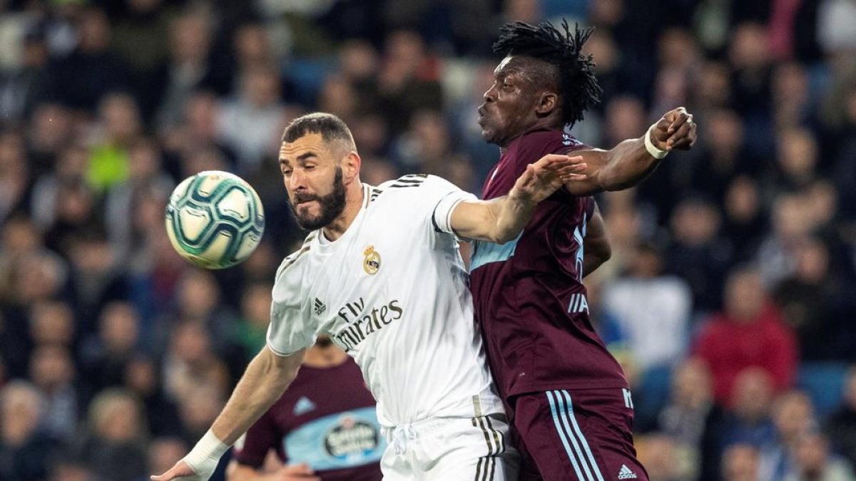 Karim Benzema protege el balón ante el senegalés Joseph Aidoo.