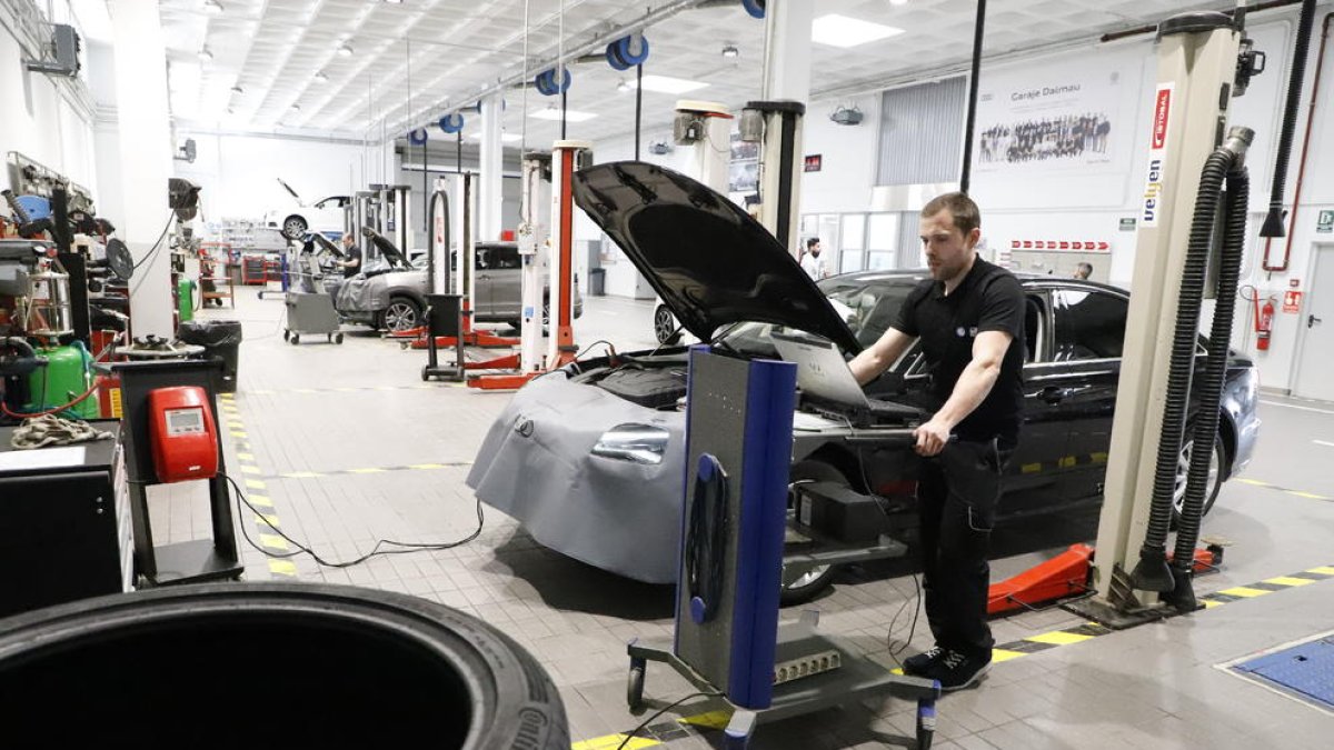 Un operario en plena tarea en un concesionario ayer por la tarde.