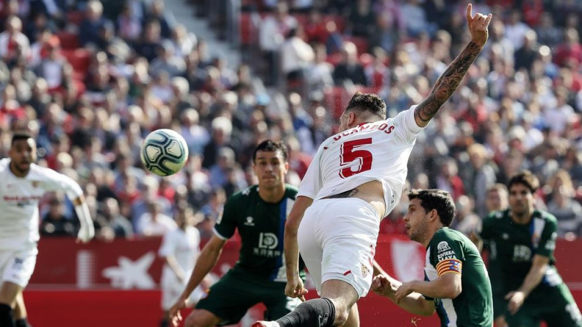 Javi López intenta frenar a Ocampos, ayer durante el partido.