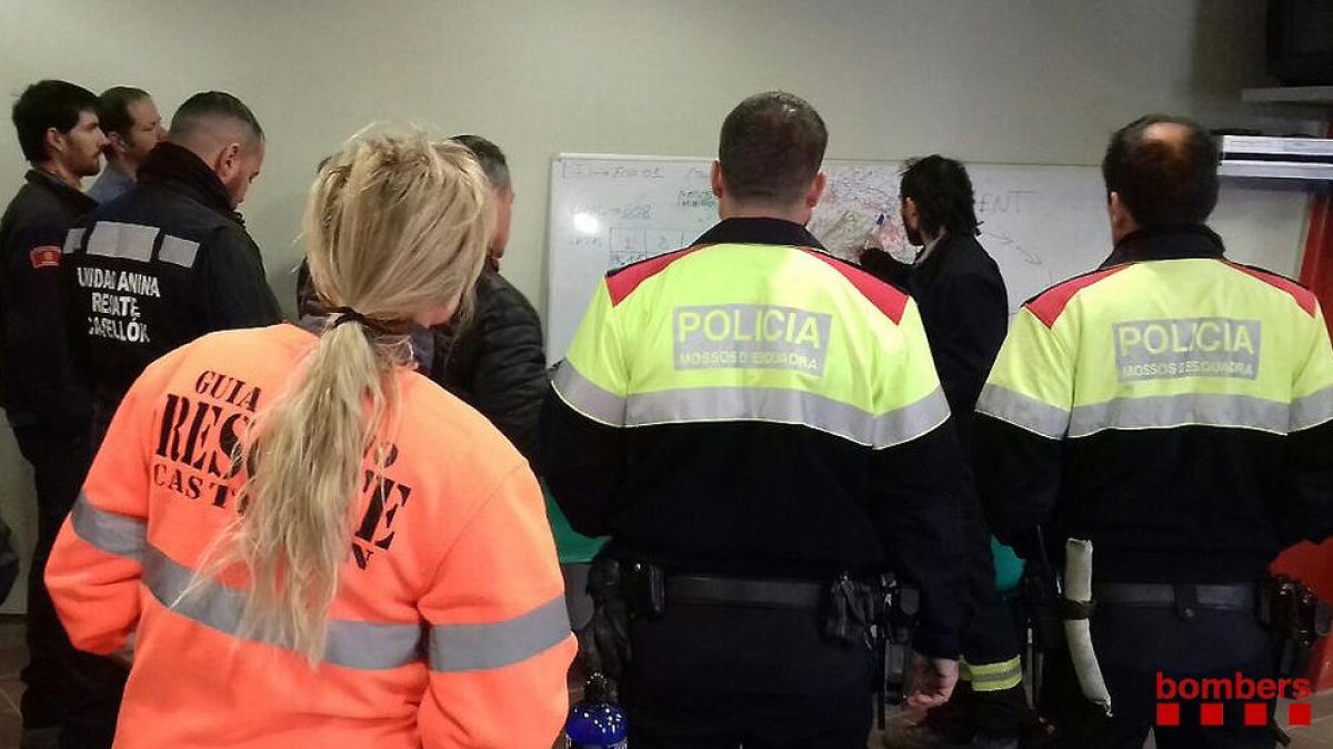 Els Bombers reprenen la recerca dels tres desapareguts pels aiguats a la Conca de Barberà amb l'ajuda de gossos