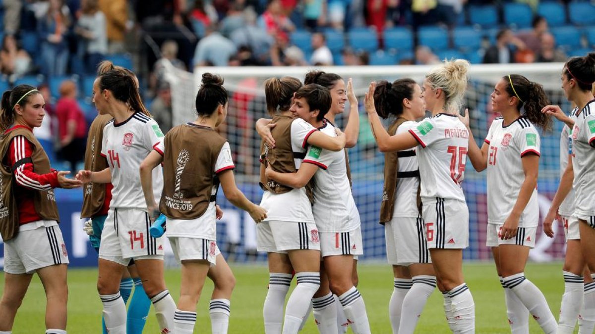 Les jugadores d’Espanya es feliciten al final del partit pel pas a vuitens al Mundial.
