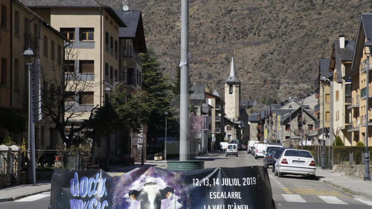 Una pancarta a Esterri d'Àneu anunciava al març el Doctor Music a Escalarre (la Guingueta).