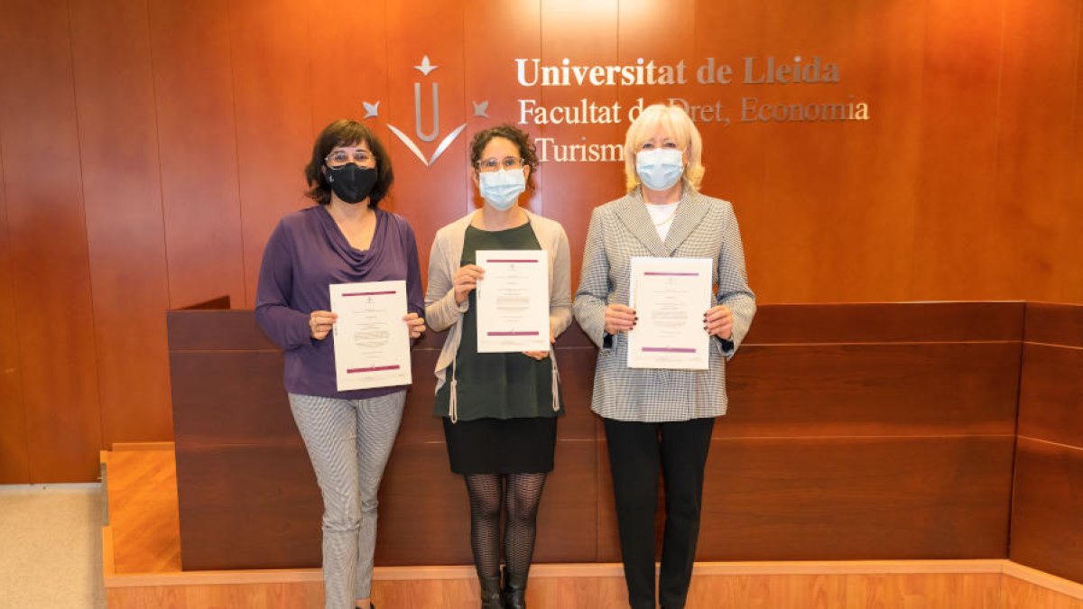 Las tres profesoras galardonadas recogiendo su premio.