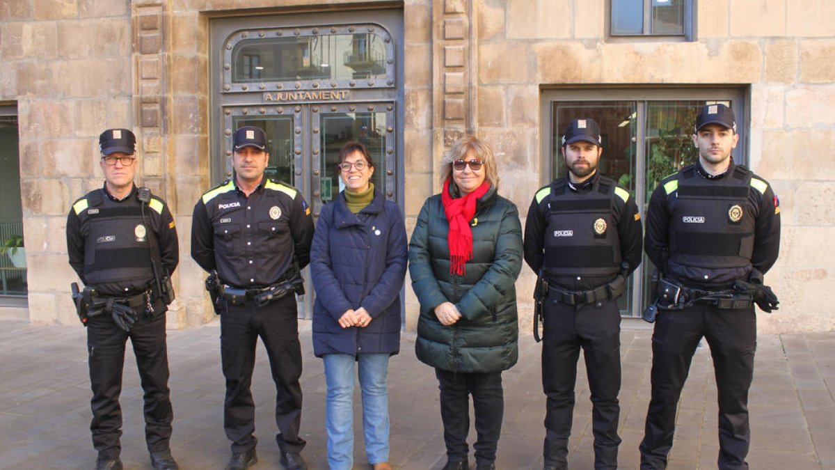 Autoridades locales con agentes luciendo el nuevo uniforme.