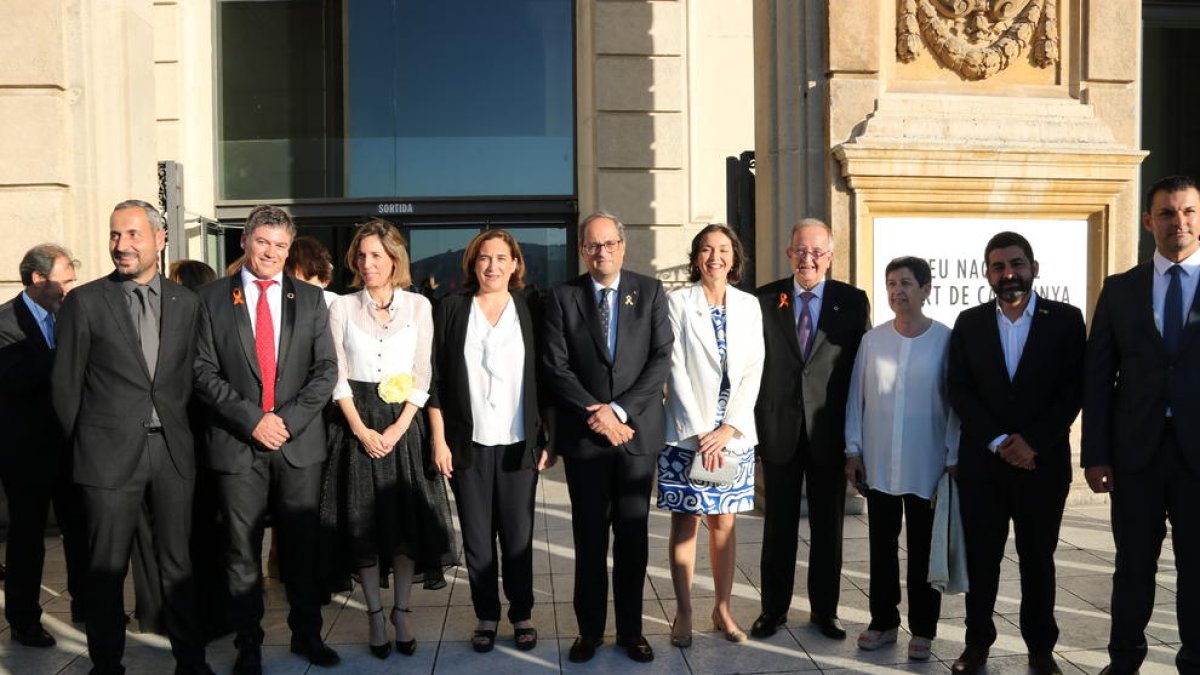 Imatge de les autoritats que van anar ahir al sopar de Pimec.