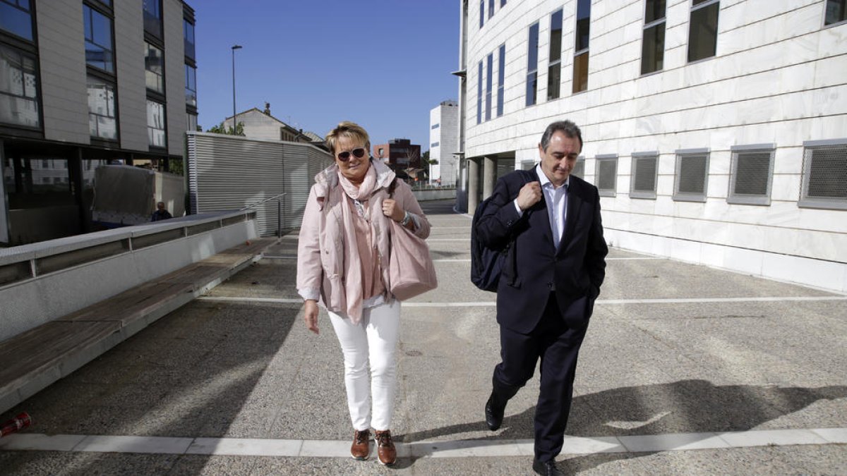 Marlen Minguell i el seu advocat, el passat 6 de maig quan va anar a declarar com a investigada.