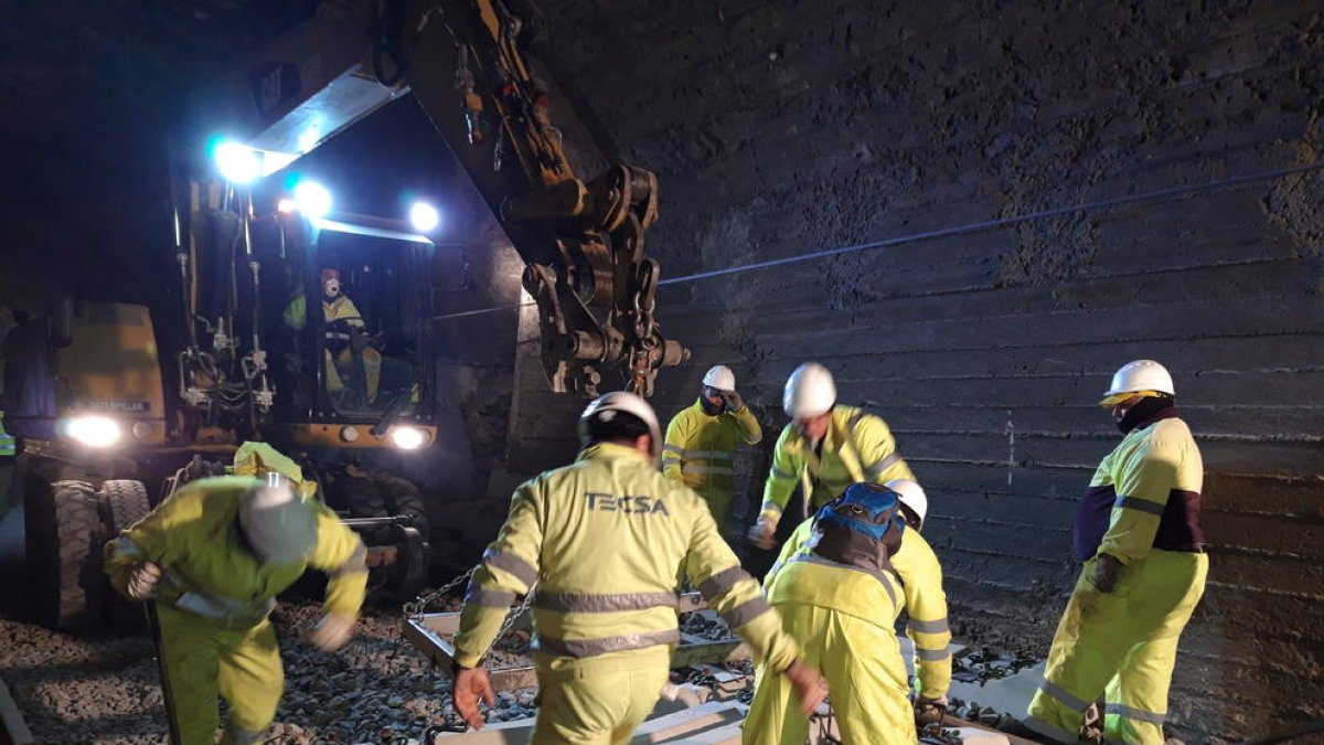 Imagen de los trabajos en un túnel de la línea en enero.