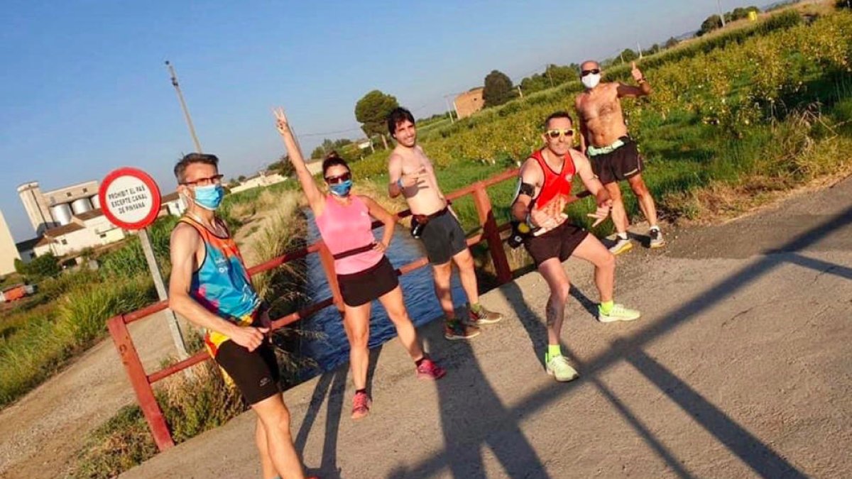 Un grup d’atletes que hi va participar ahir.