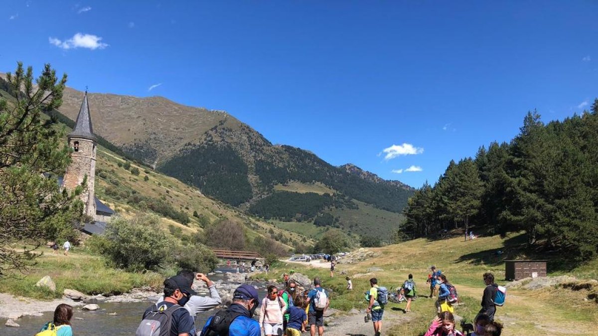 Excursionistas ayer en Montgarri, uno de los parajes más concurridos de la Val d’Aran.