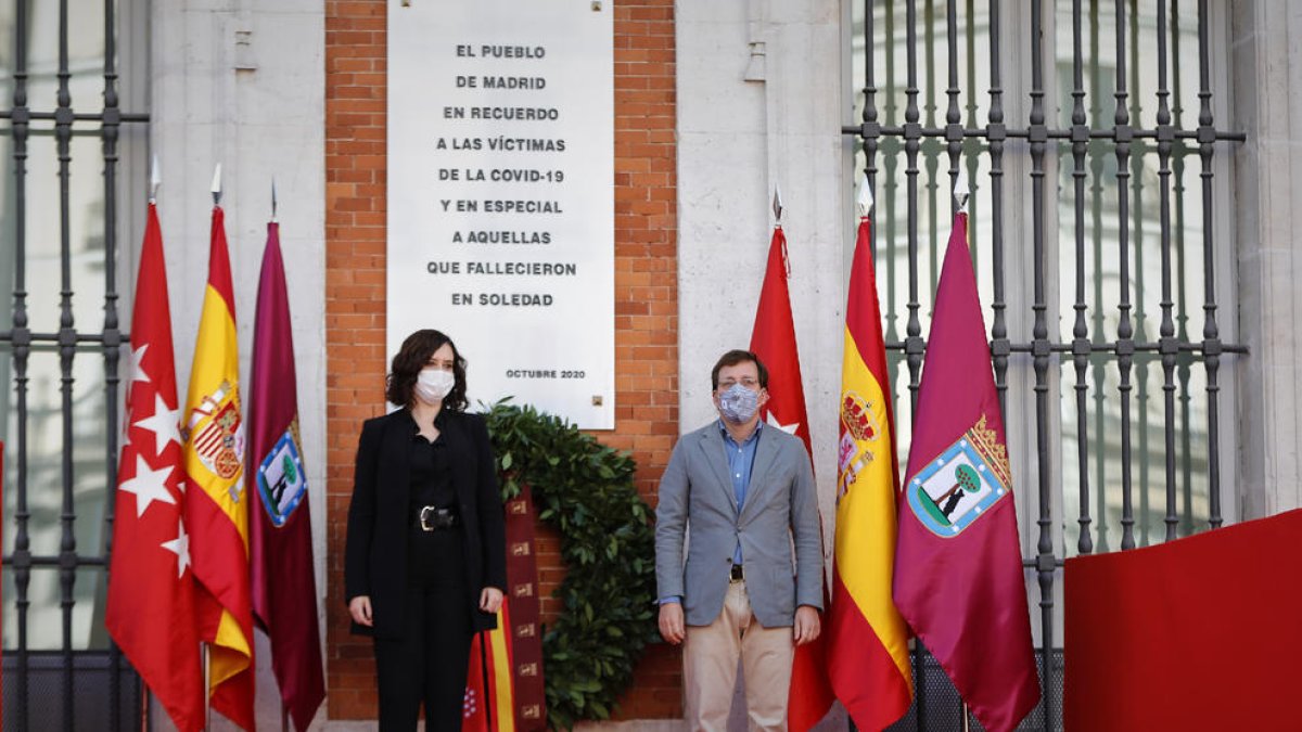 Una placa en la Puerta del Sol recuerda a las víctimas de la Covid