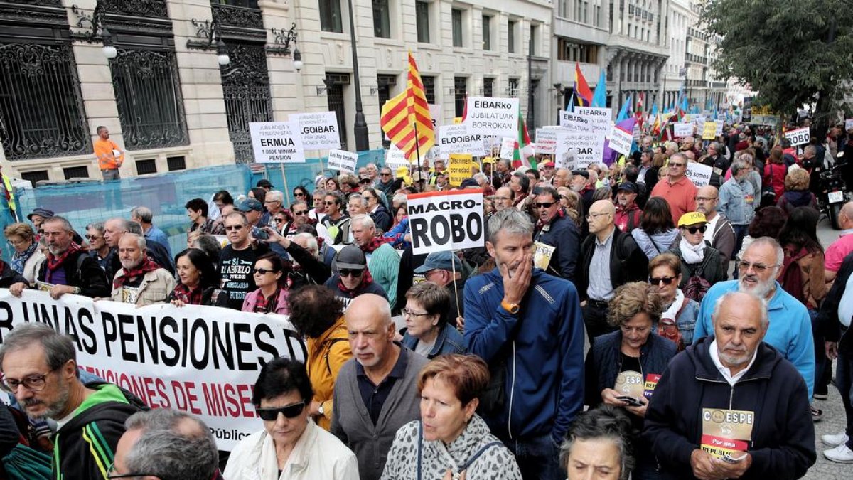 Alguns dels assistents a la manifestació en defensa de les pensions durant el recorregut fins a la Puerta del Sol de Madrid.