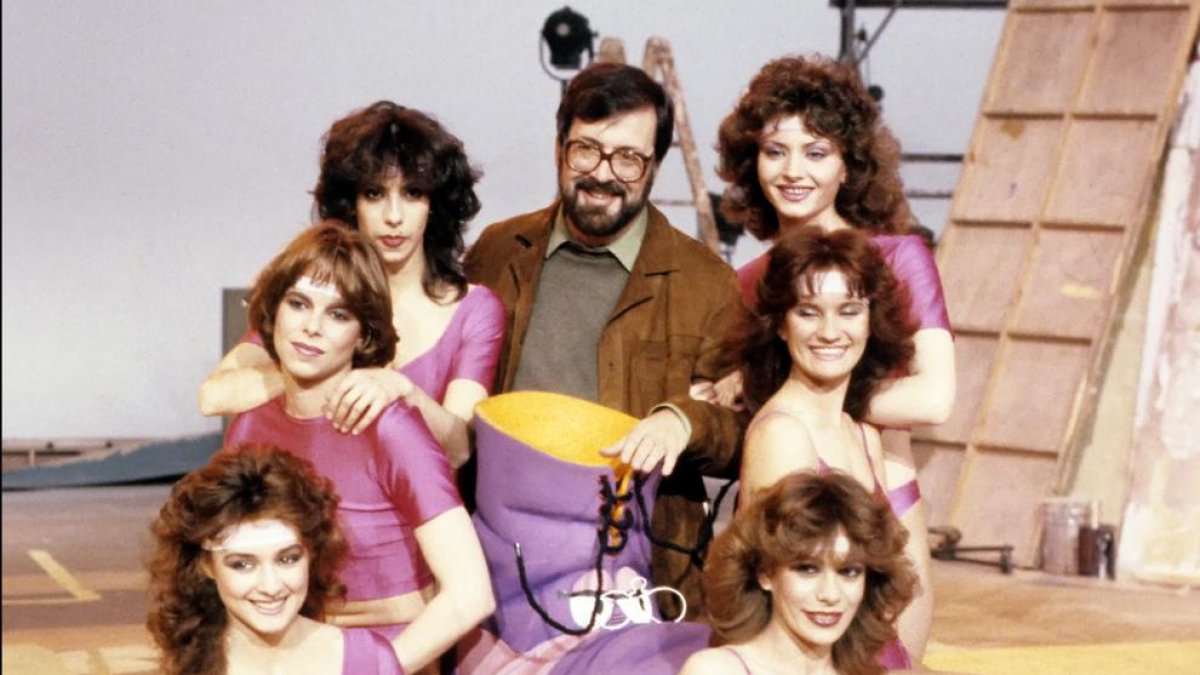 Ibáñez Serrador, amb les hostesses.