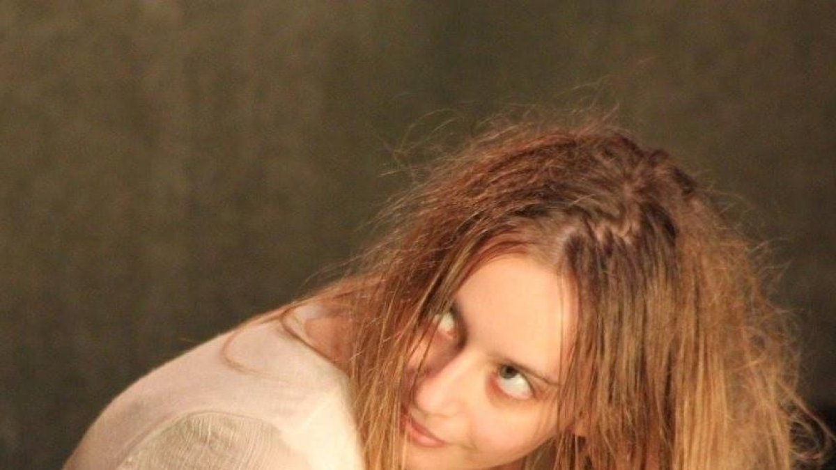 La actriz leridana en papeles de teatro –de izq. a der. en ‘Machinal’, ‘Marat/Sade’ o como Peter Pan (con gorra)– y en un corto reciente.