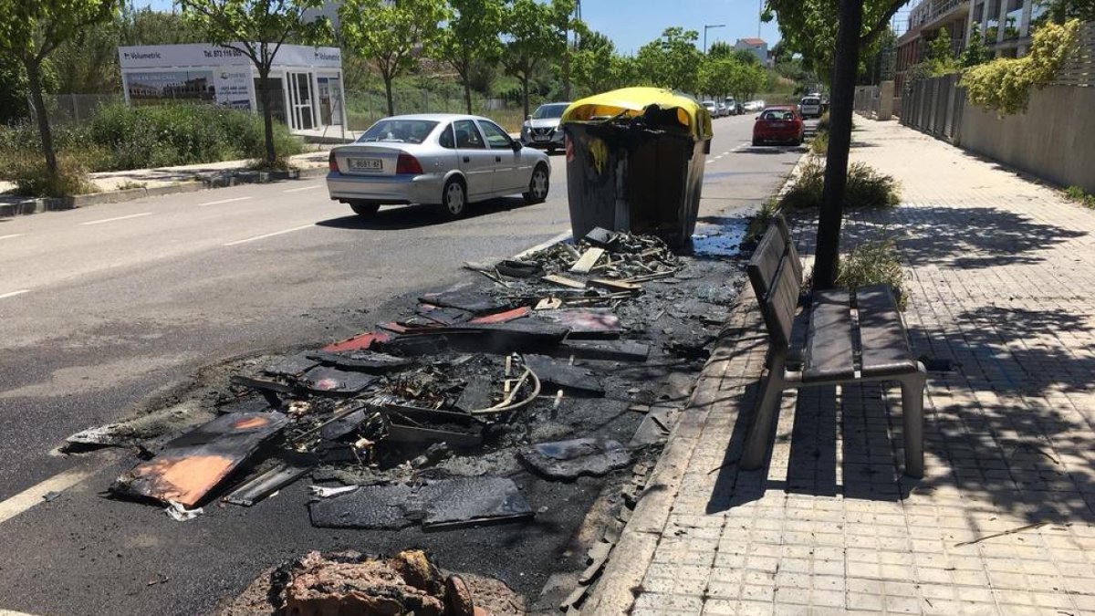Imagen de archivo de un contenedor quemado en el Parc de l’Aigua.