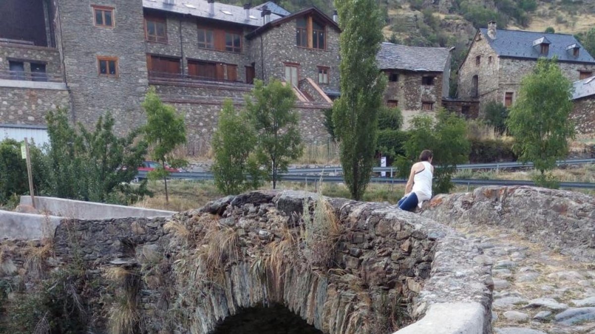 Estado actual del puente románico de Alós d’Isil.