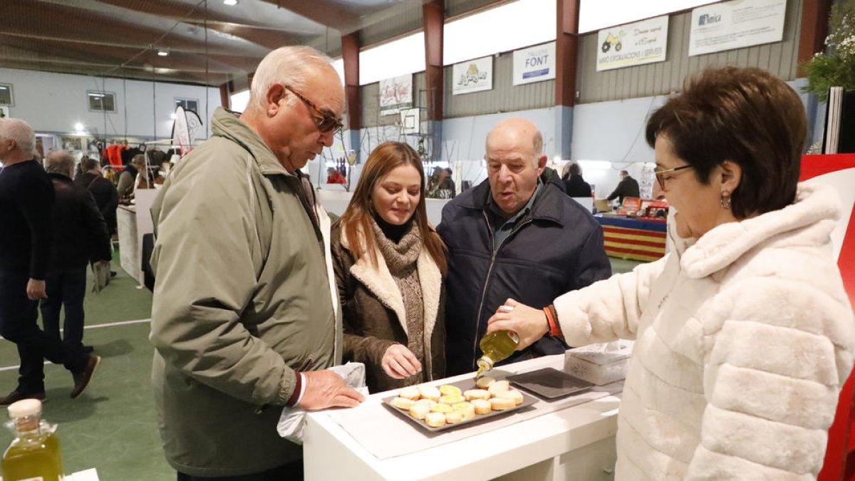 Imagen de un grupo de visitantes de la feria de Maials.