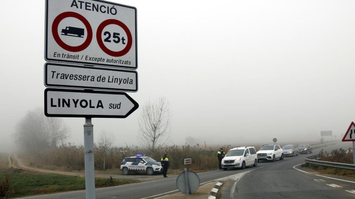 Controles policiales en los accesos de Linyola, con más de 150 casos de covid-19