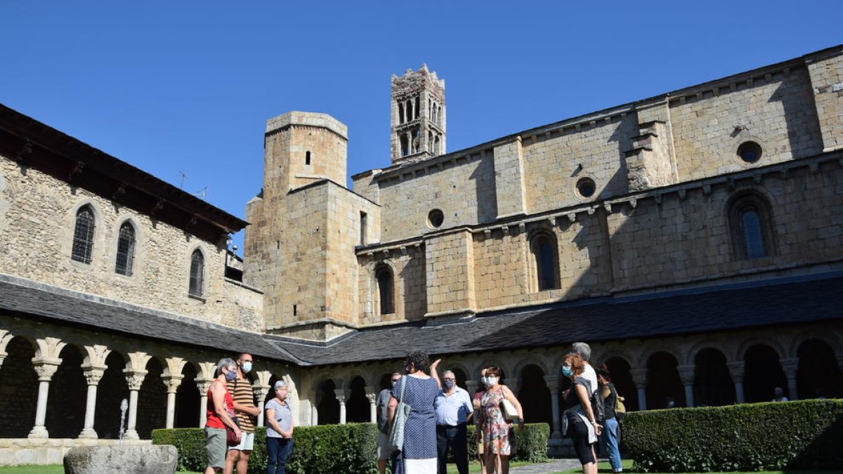 Visitants a l’interior de la Catedral de Santa Maria d’Urgell, un dels principals atractius turístics de la capital de l’Alt Urgell.
