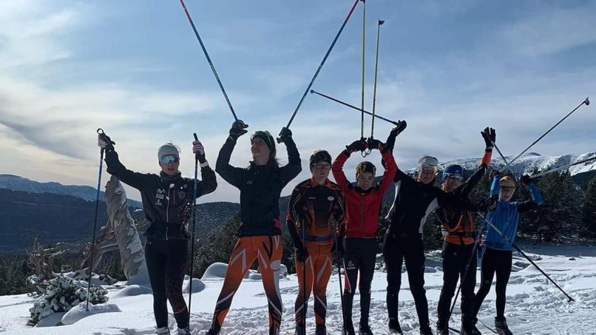 Miembros del Club d’Esquí de Bellver de Cerdanya entrenaron ayer en la estación de Lles.