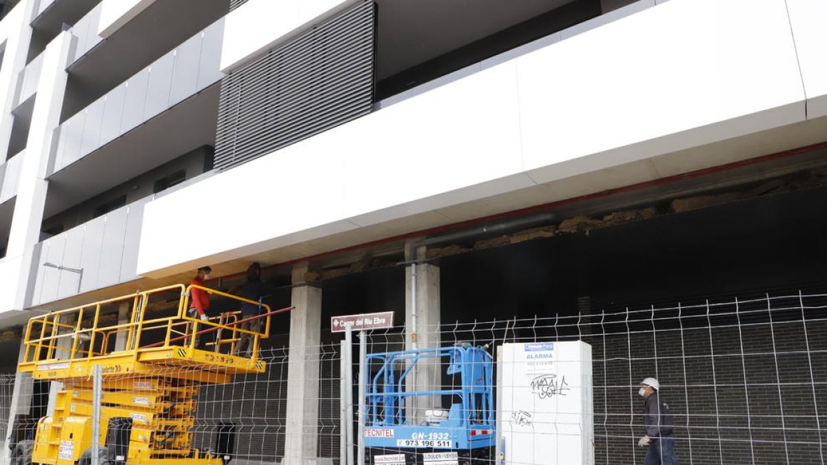 Operaris de la construcció, treballant ahir en un edifici a la ciutat de Lleida.