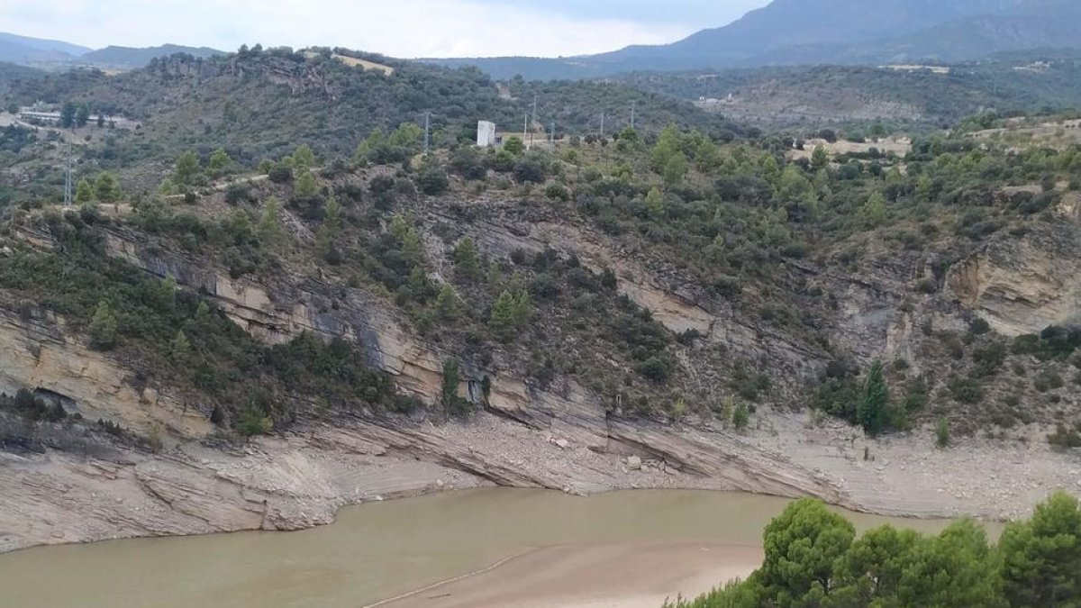 Personal especializado maniobrando en las lineas de alta tensión.