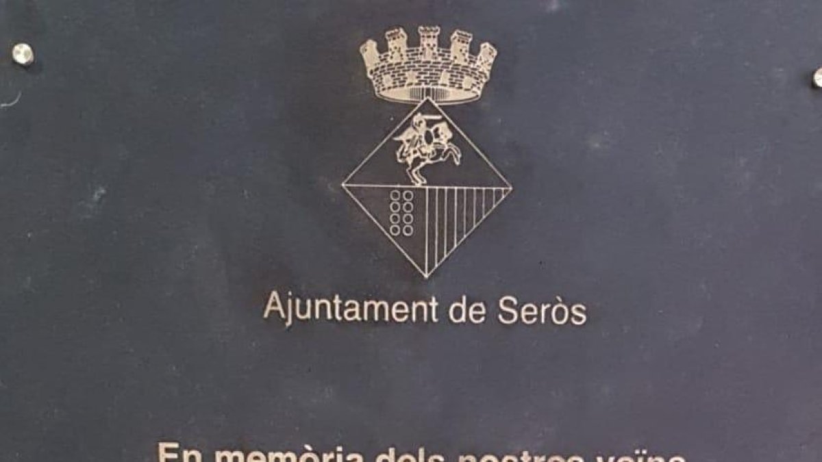 Primer pla de la placa que s’inaugurarà avui a Seròs.