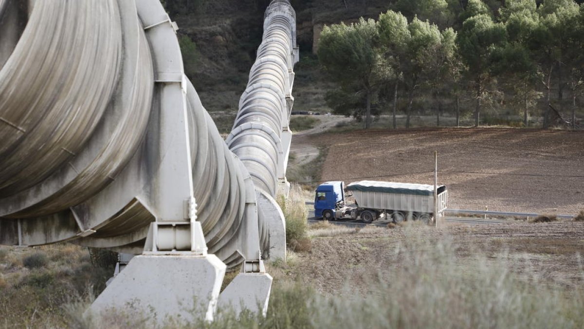 El sifón que lleva el agua a las primeras fincas del Segrià que fue construido sobre 1970 y que cruza por encima la carretera N-230 en Castillonroi.