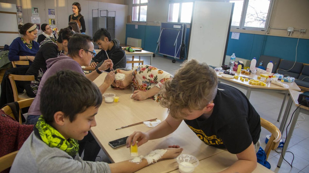 Lleno en el taller de maquillaje de efectos especiales.