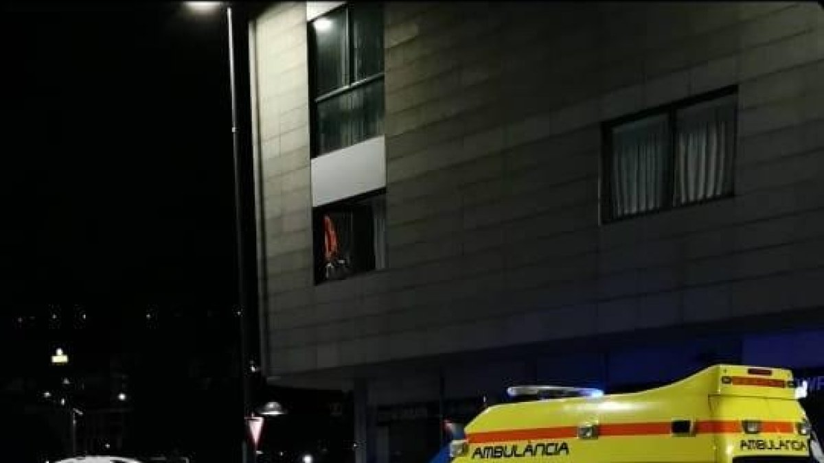 Els sanitaris van atendre la víctima després de l’atropellament a l’av. Tarragona d’Andorra la Vella.