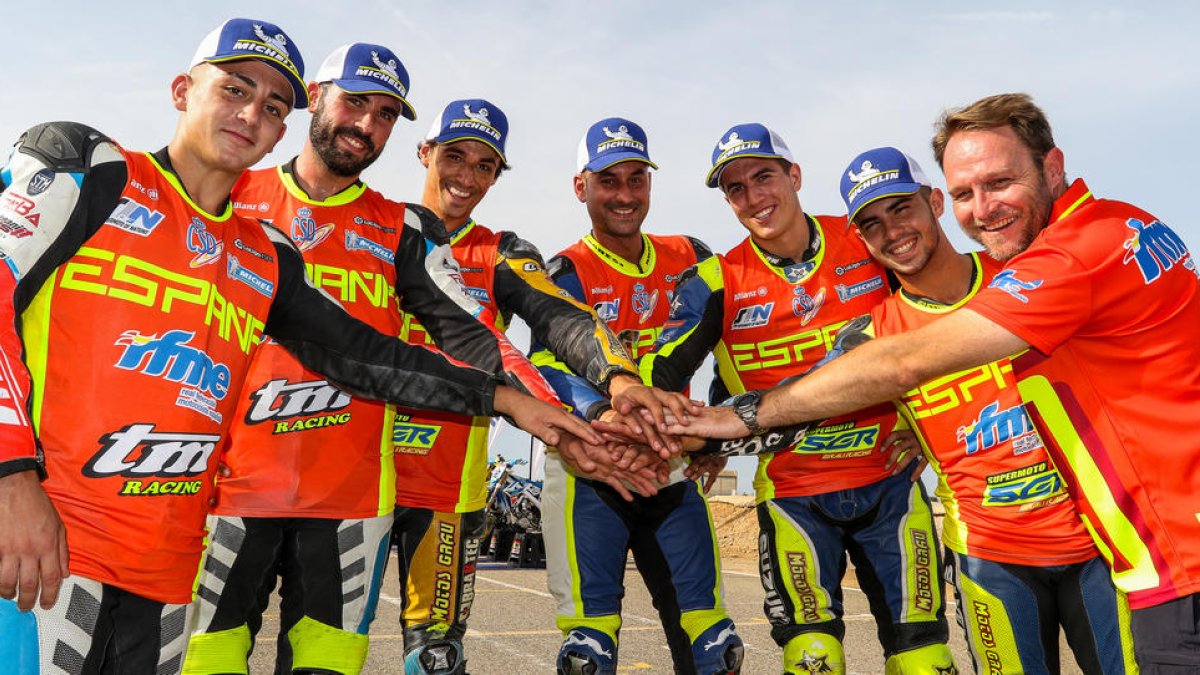 Giménez (segon per l’esquerra) i Gaya (tercer per la dreta), amb la resta de seleccionats.