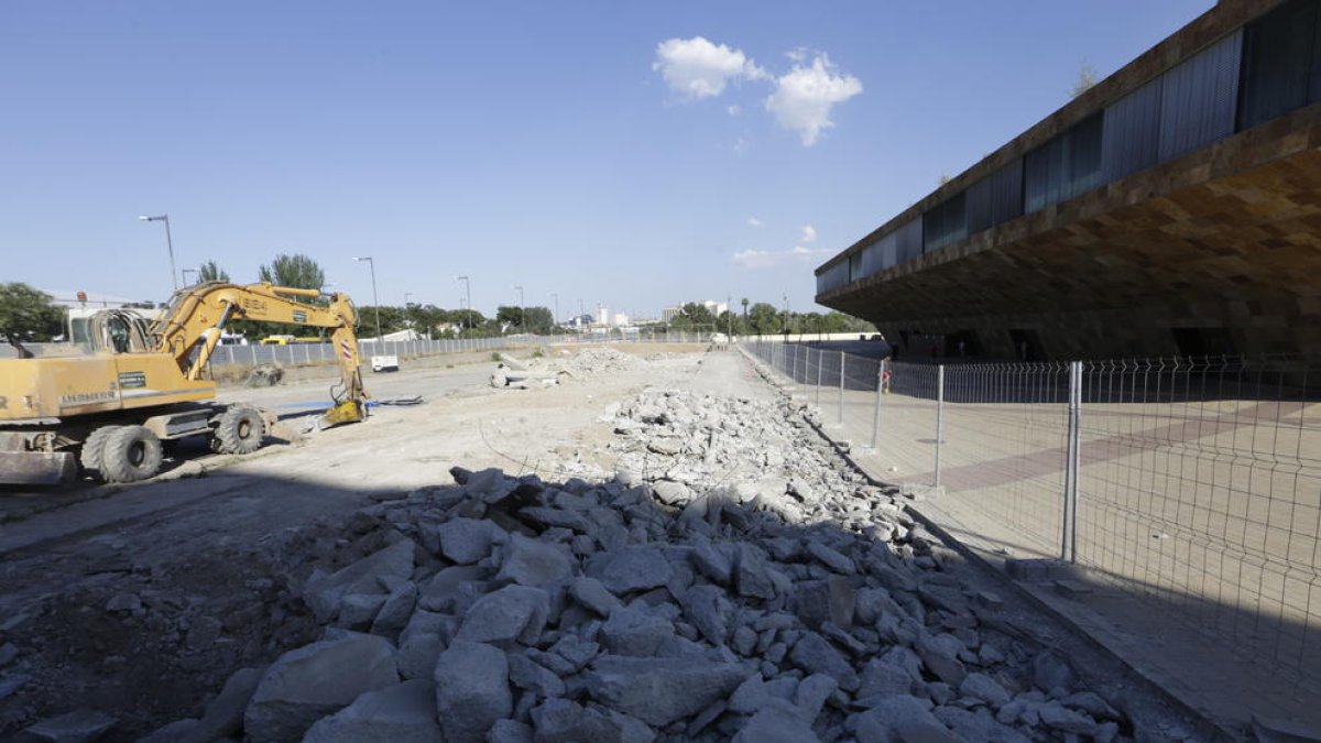 Vorera aixecada i maquinària d’obra al solar de les torres.