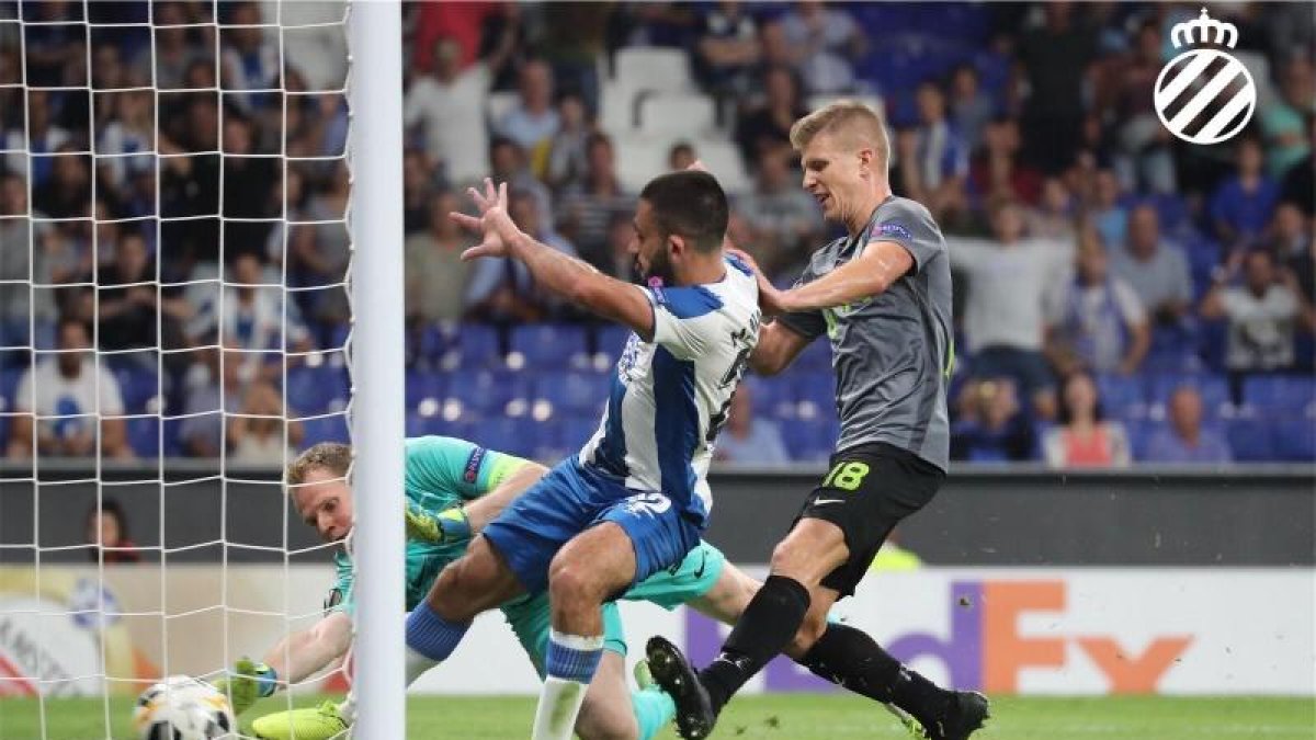 Vargas anota el tanto del empate frente al Ferencvaros húngaro.