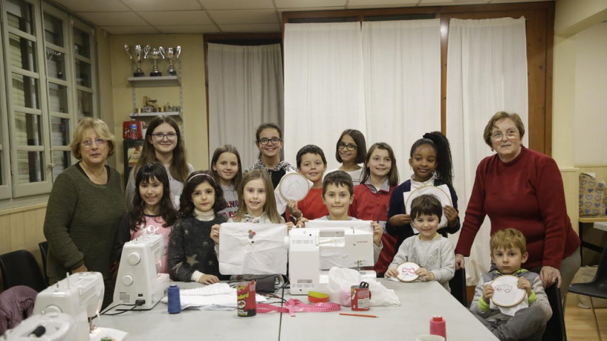 Foto de familia de los niños y las profesoras del taller, que se lleva a cabo en el local social del barrio.