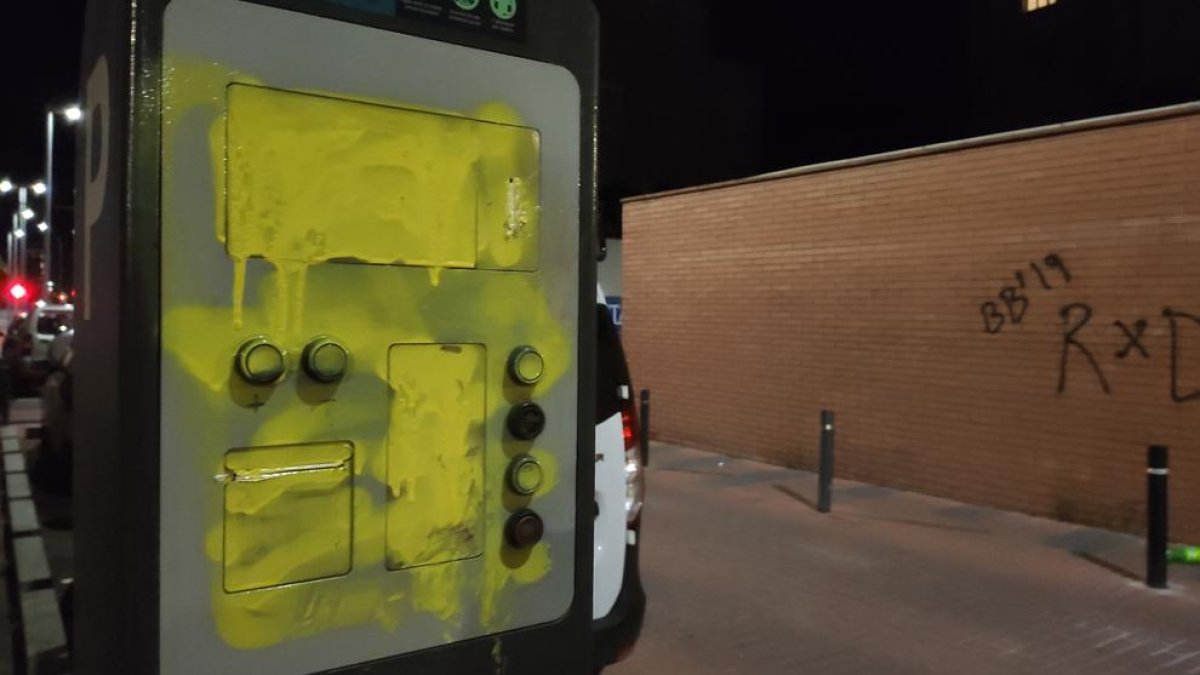 Sabotegen una vintena de parquímetres a Lleida contra la represa del cobrament de la zona blava