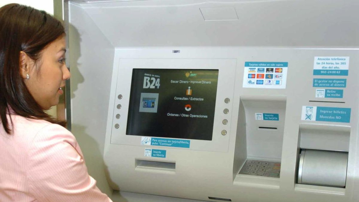 Los clientes cada vez hacen más operaciones a través de los cajeros automáticos.