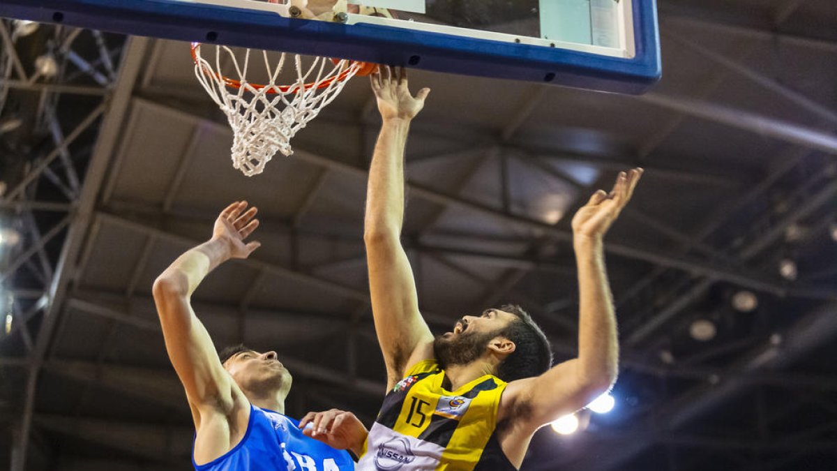 Un jugador del Pardinyes, amb la pilota davant de l’oposició de tres del Castelldefels, ahir al partit.