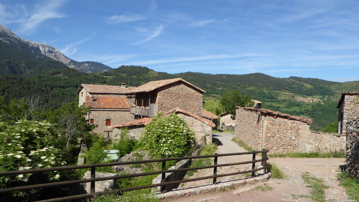 Cava, en el Alt Urgell, el municipio con menos habitantes - Según los datos del padrón continuo de INE, Cava, con 46 vecinos, es el municipio menos poblado de la provincia de Lleida, cuando en el año 2000 lo era Tiurana. Catorce poblaciones le ...