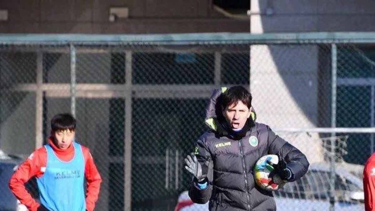 Asier Eizaguirre durant un entrenament amb el BIT xinès.