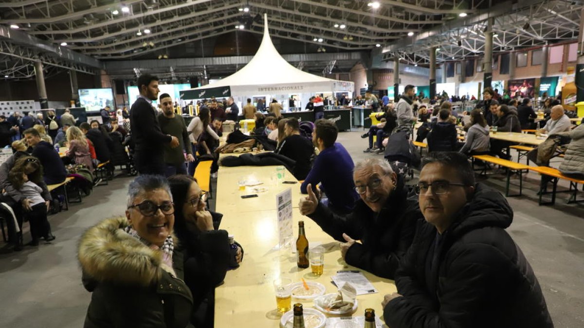 Alguns dels nombrosos assistents que van anar ahir al pavelló 3 dels Camps Elisis a CervisiaLleida.