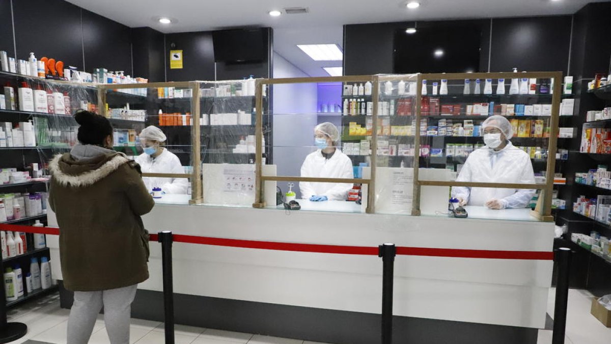 Una farmacia del Passeig de Ronda se “blinda” y toma medidas de precaución con los clientes.