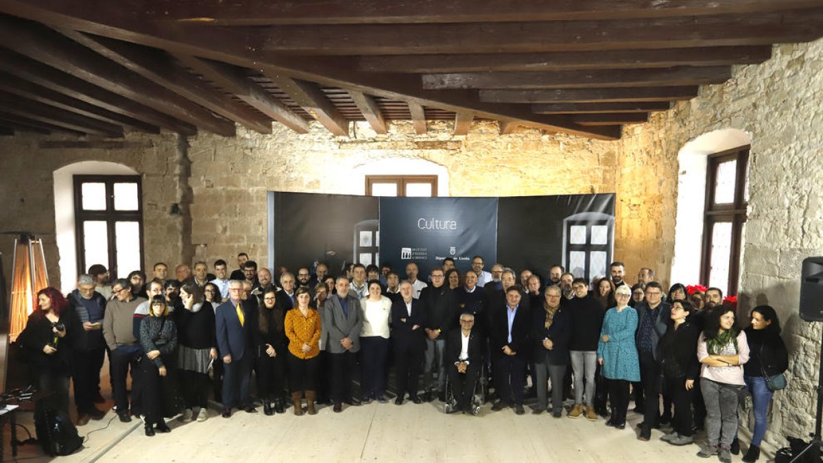 Els membres de la Diputació, ahir amb representants dels mitjans de comunicació de Lleida.