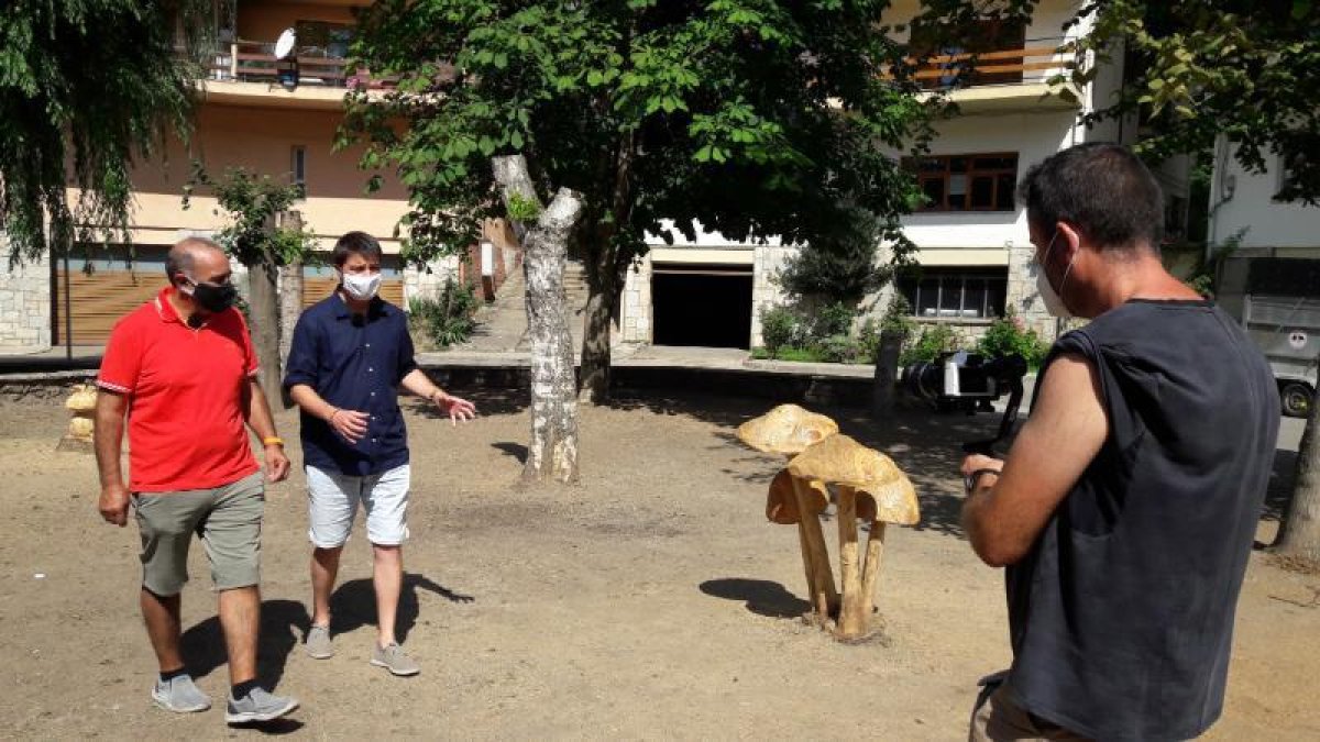 Josep Castellarnau y el equipo de Lleida TV, en Esterri.