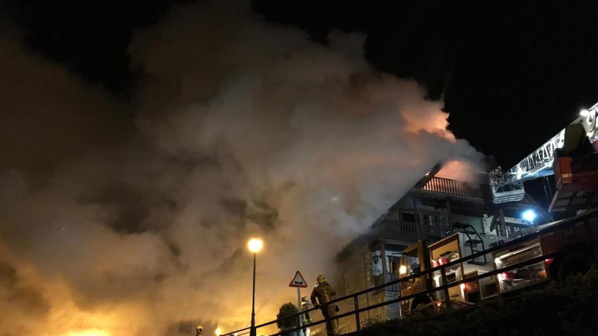 L’incendi, iniciat pel que sembla en una xemeneia, va provocar una gran fumarada.