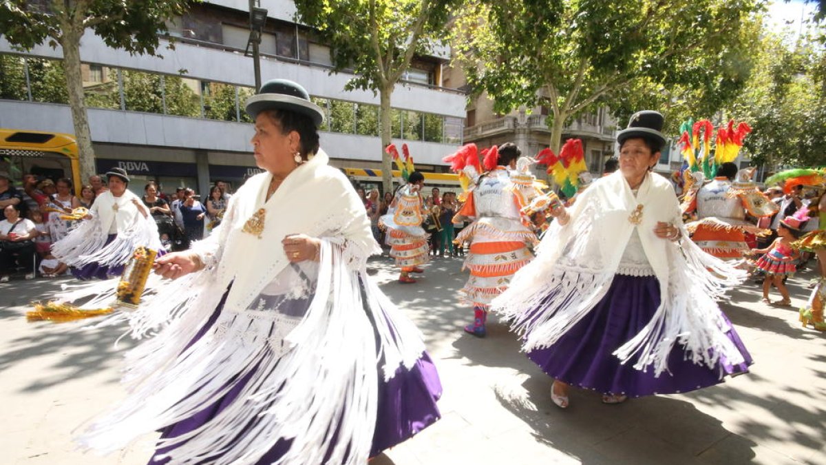 Imatge d’arxiu d’una festa de la comunitat boliviana de Lleida per la Virgen de la Urkupiña.