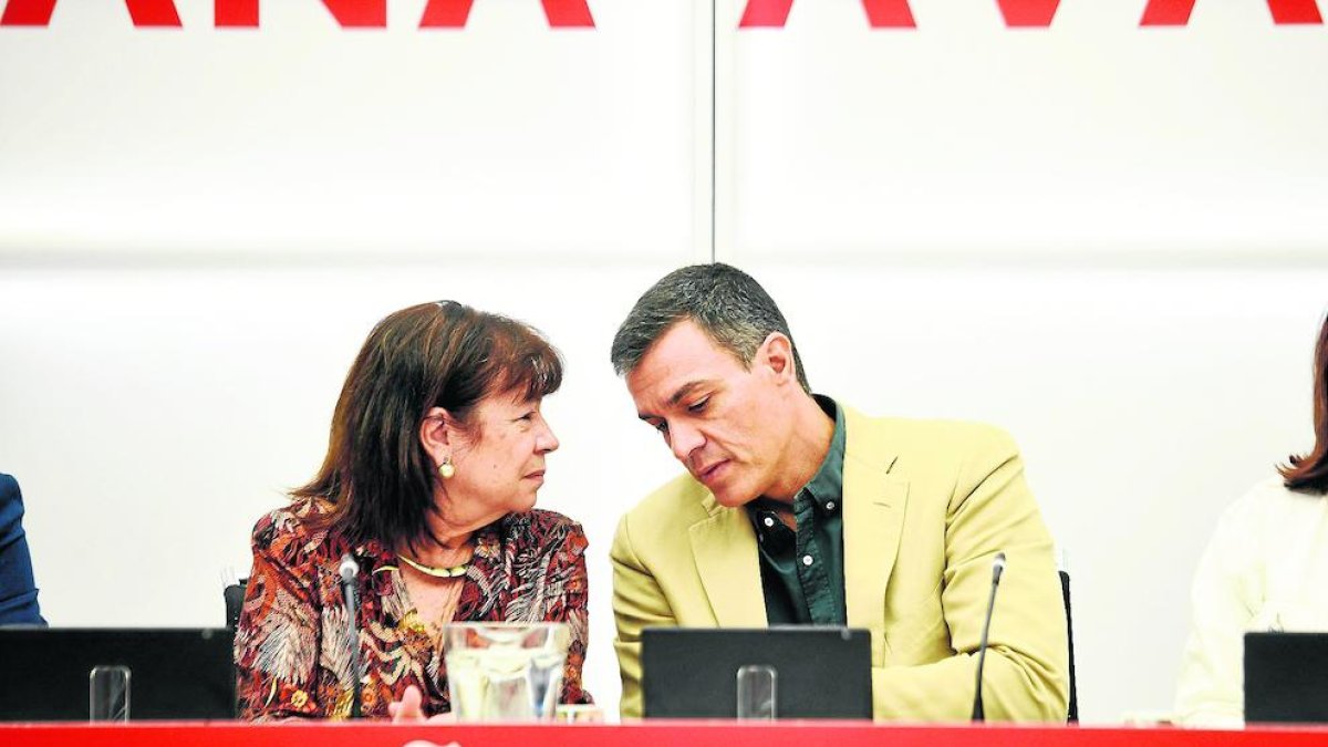 La presidenta del PSOE, Cristina Narbona, junto a Sánchez, ayer en la reunión de la dirección socialista.