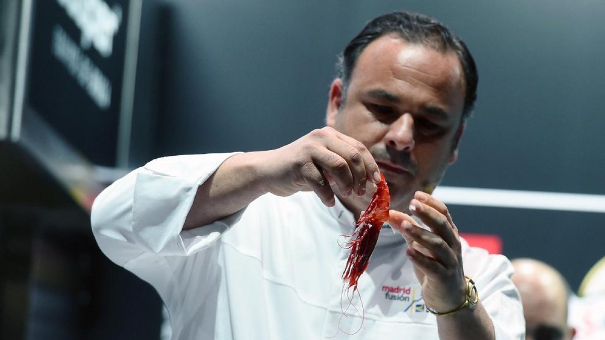 Los cocineros Ángel León y Alberto Chicote, con personal afectado por el coronavirus.