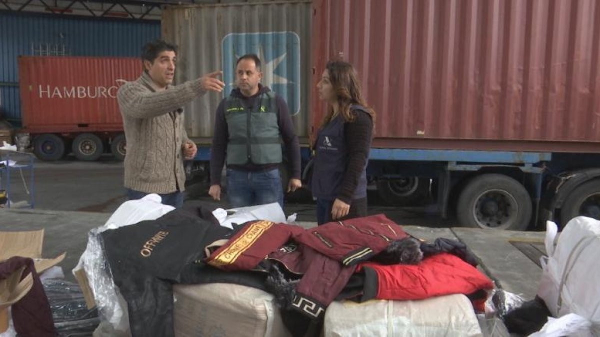 Los reporteros asisten a una operación contra las falsificaciones en el puerto de Algeciras.