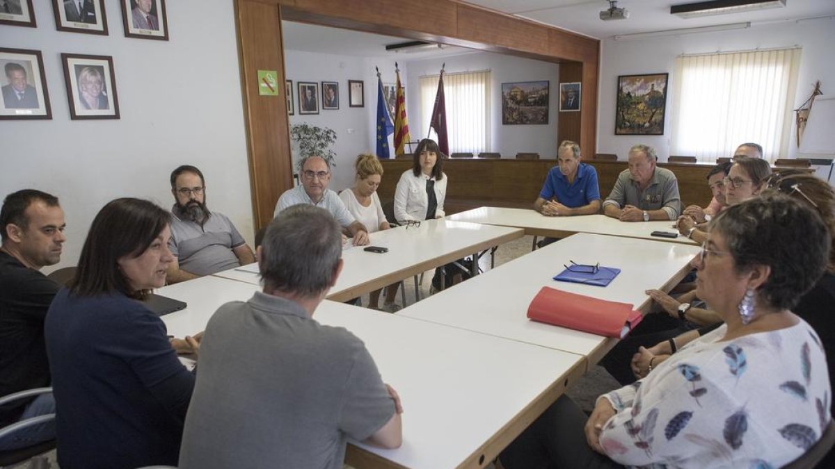 La reunión de alcaldes y vecinos que se mantuvo ayer en Torà.