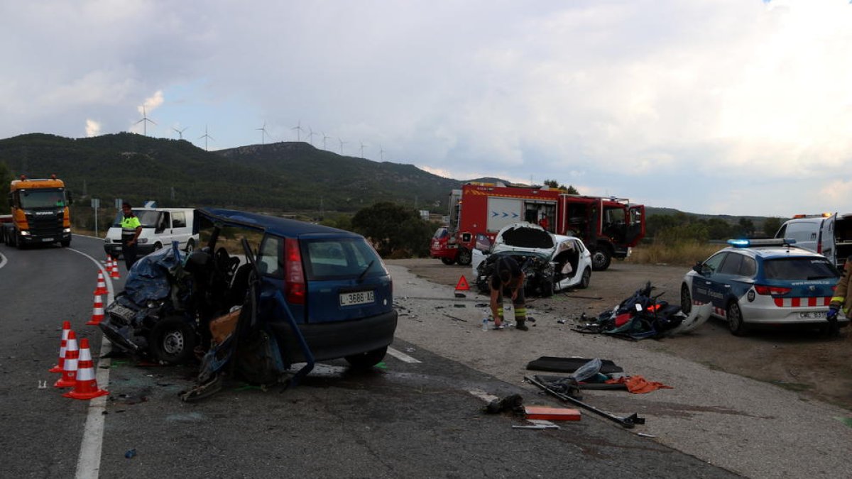 Los dos turismo colisionaron frontalmente ayer a las 13.15 horas en El Pla de Santa Maria.