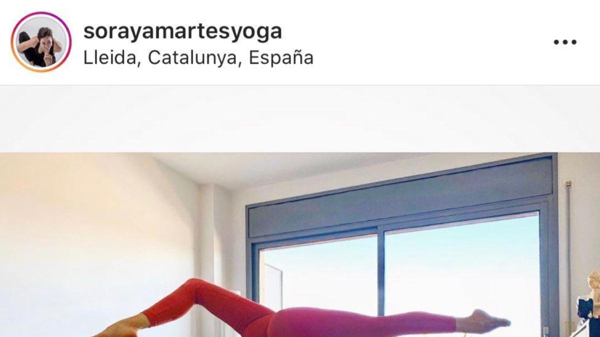 Soraya Martés durant la seua classe de ioga online.